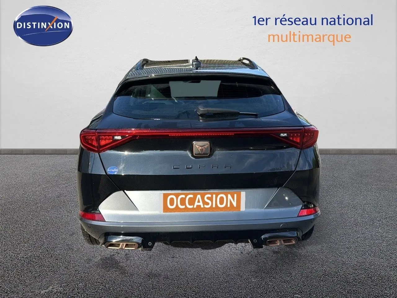 Vue arrière d'un CUPRA Formentor noir minuit métal 2023 avec double sortie d'échappement et logo distinctif central.