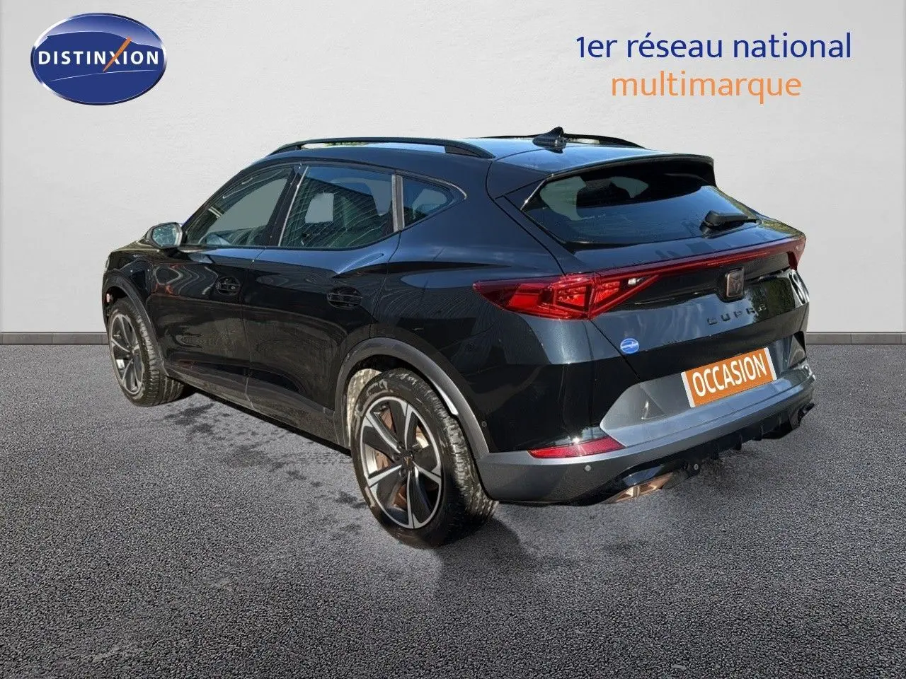 Vue 3/4 arrière droite du CUPRA Formentor noir minuit métal, soulignant ses feux arrière et ses jantes bi-ton.