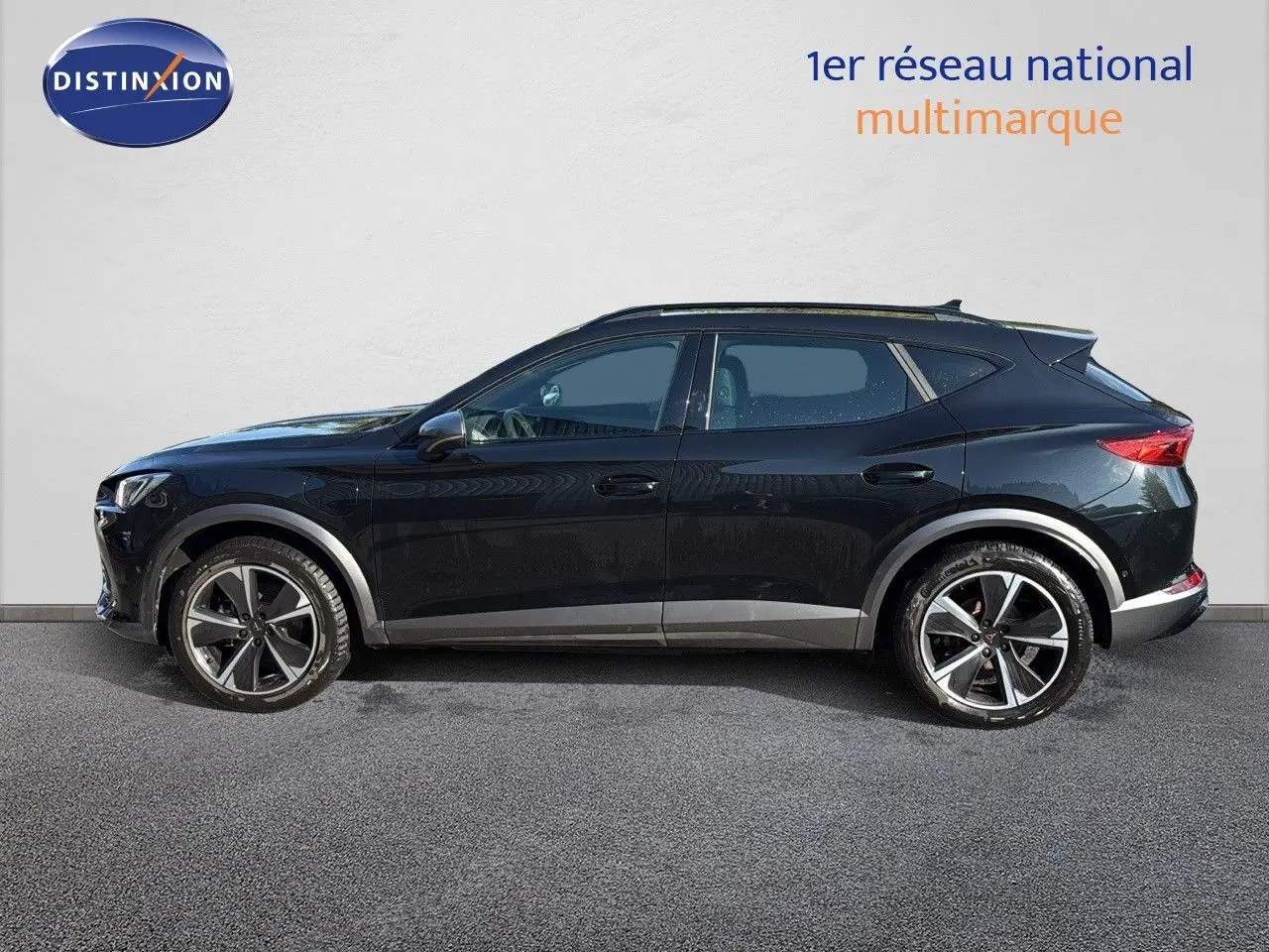 Profil droit d'un SUV CUPRA Formentor 1.4 E-HYBRID 2023 en noir minuit métallisé avec jantes bi-ton.