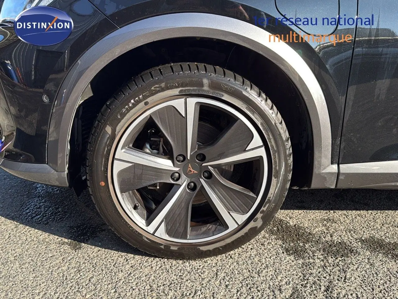 Gros plan sur la roue avant gauche du CUPRA Formentor noir minuit métal avec jante bi-ton distinctive.