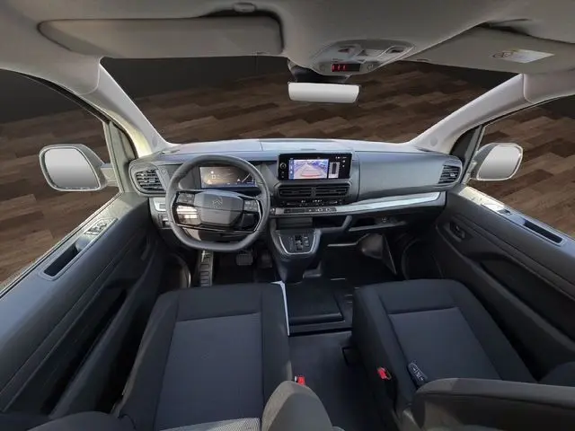 Vue intérieure avant du Citroën Jumpy cabine approfondie blanc, avec tableau de bord moderne et écran tactile central.