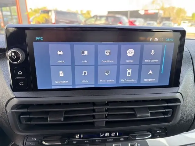 Écran tactile central du tableau de bord du Citroën Jumpy Cabine Approfondie blanc, affichant le menu multimédia.