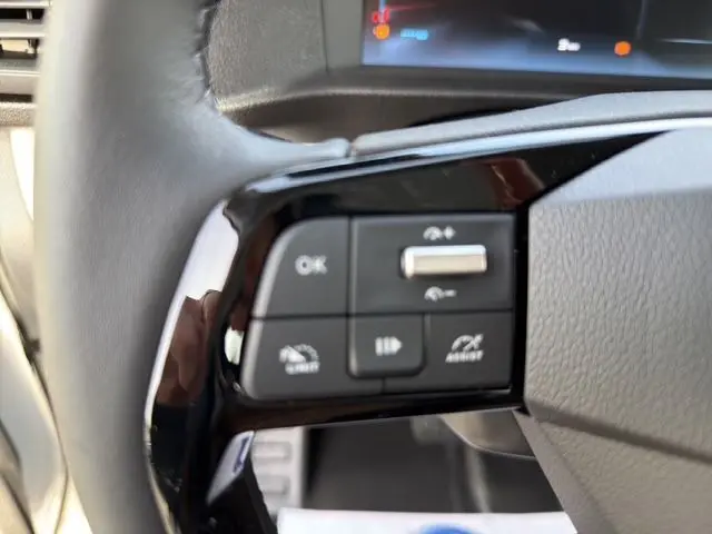 Gros plan sur les commandes au volant du Citroën Jumpy blanc, avec boutons multifonctions et finition brillante noire.