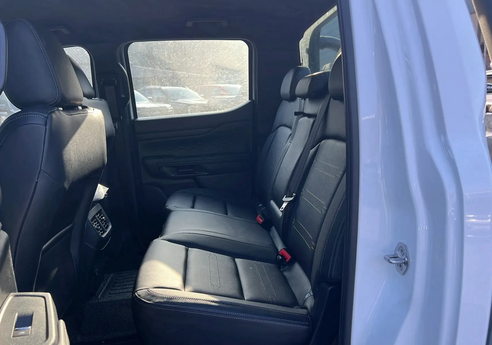 Vue intérieure côté droit des sièges arrière en cuir noir du Ford Ranger blanc glacier 2025 version Tremor 4 places.