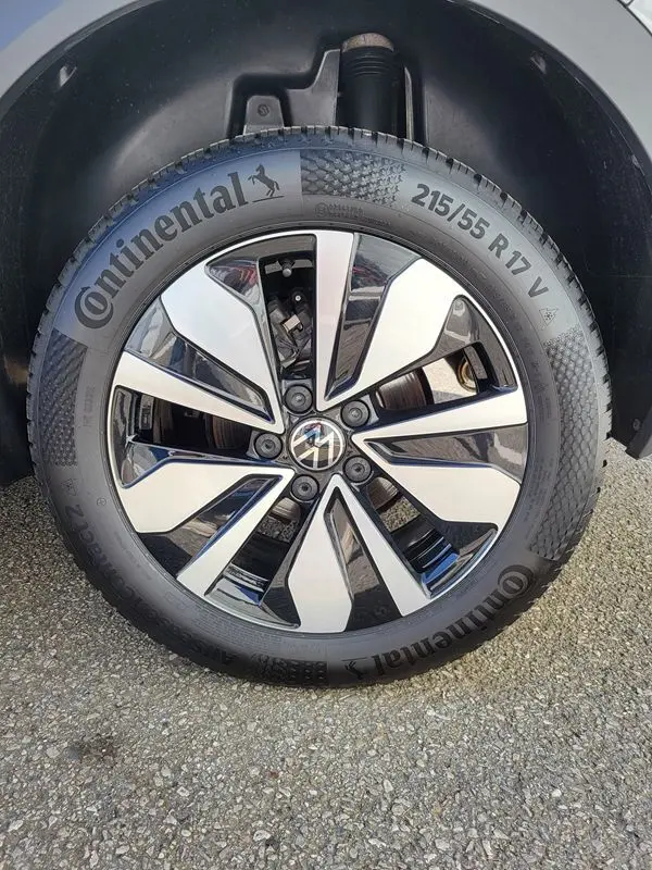 Gros plan sur la roue avant droite du Volkswagen T-Roc 2025 gris Indium avec jante alliage bicolore et pneu Continental.