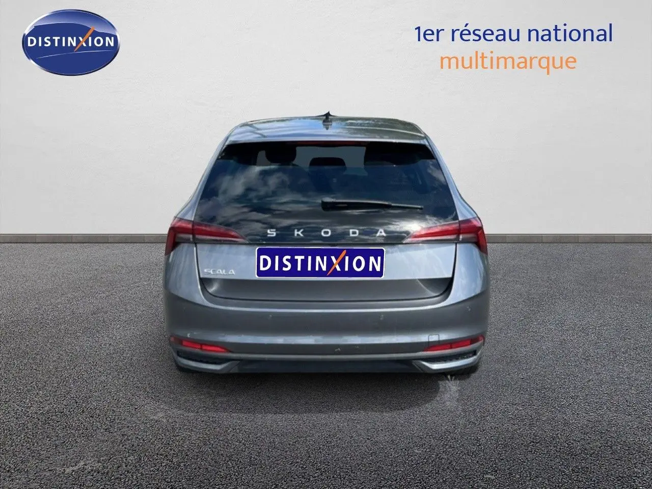Vue arrière d'une Skoda Scala gris graphite métal 2025 avec feux LED et hayon fermé sur fond neutre.