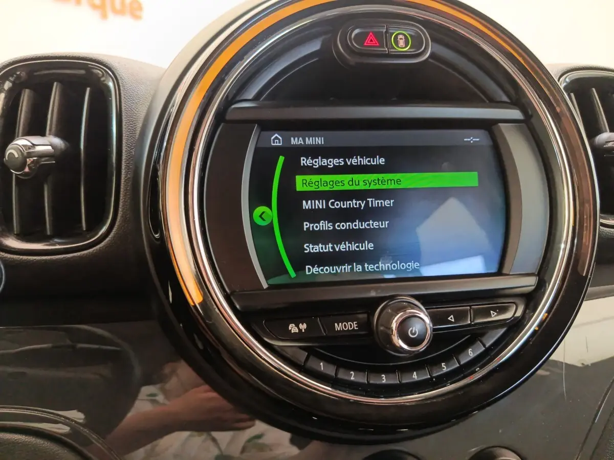 Écran central rond du tableau de bord d'une MINI Countryman 2019, affichant les réglages du véhicule.
