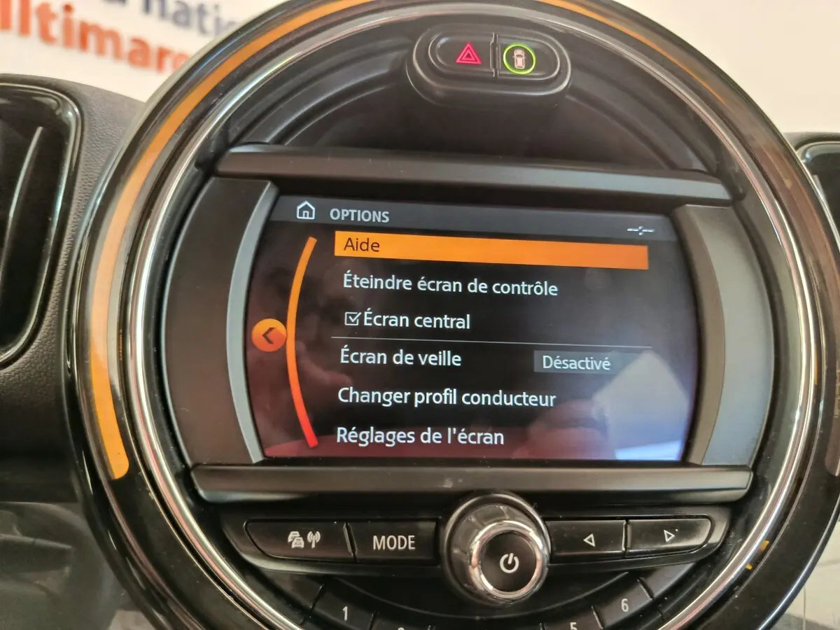 Gros plan sur l'écran central du tableau de bord de la MINI Countryman 2019, affichant le menu des options.