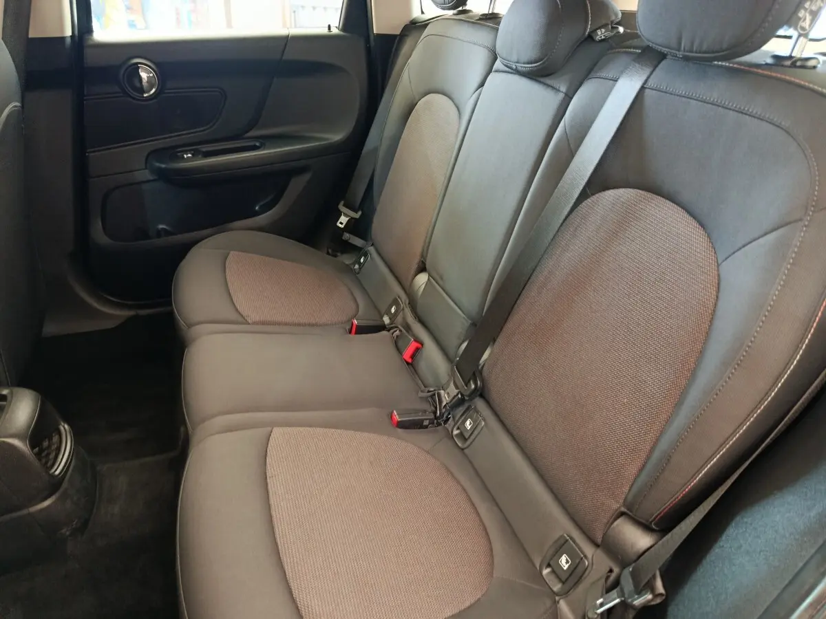 Vue intérieure côté droit des sièges arrière noirs avec ceintures et appuie-têtes du MINI Countryman 2019.