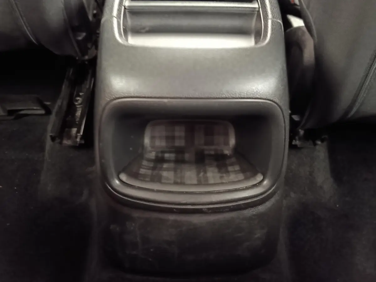 Gros plan sur le rangement central arrière avec intérieur à motif tartan dans le MINI Countryman noir de 2019.