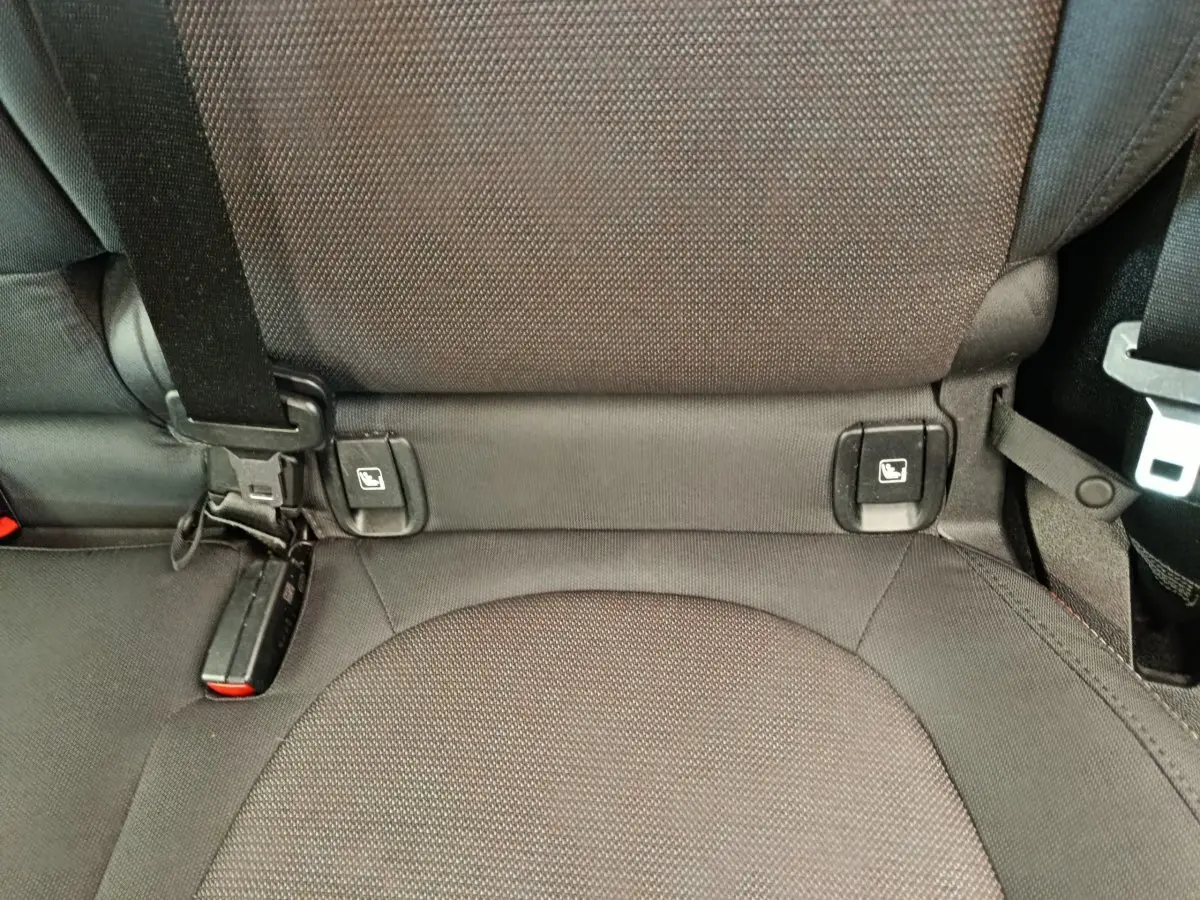 Gros plan sur la banquette arrière noire du MINI Countryman 2019 avec attaches Isofix visibles et ceinture de sécurité.