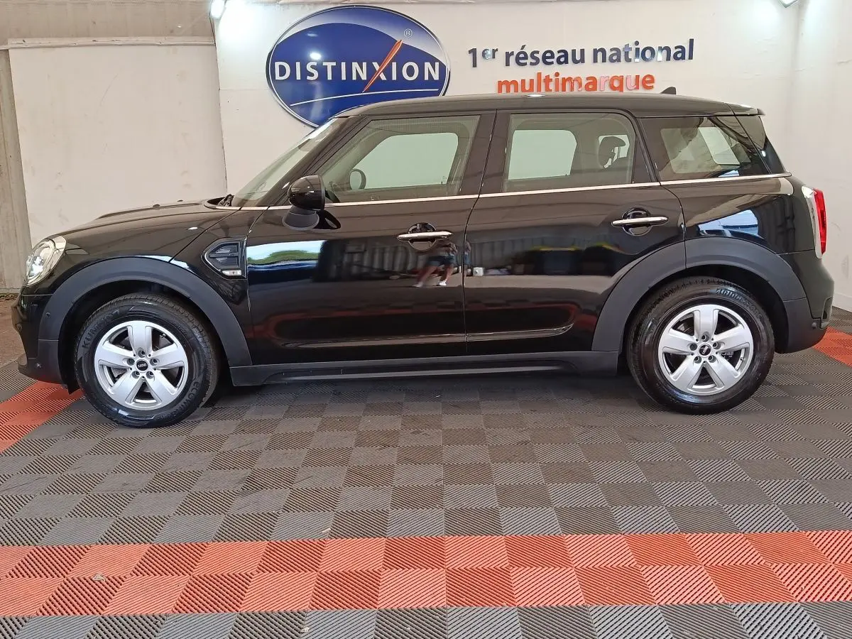 Vue de profil côté gauche d'un MINI Countryman noir 2019 avec jantes argentées et toit noir.