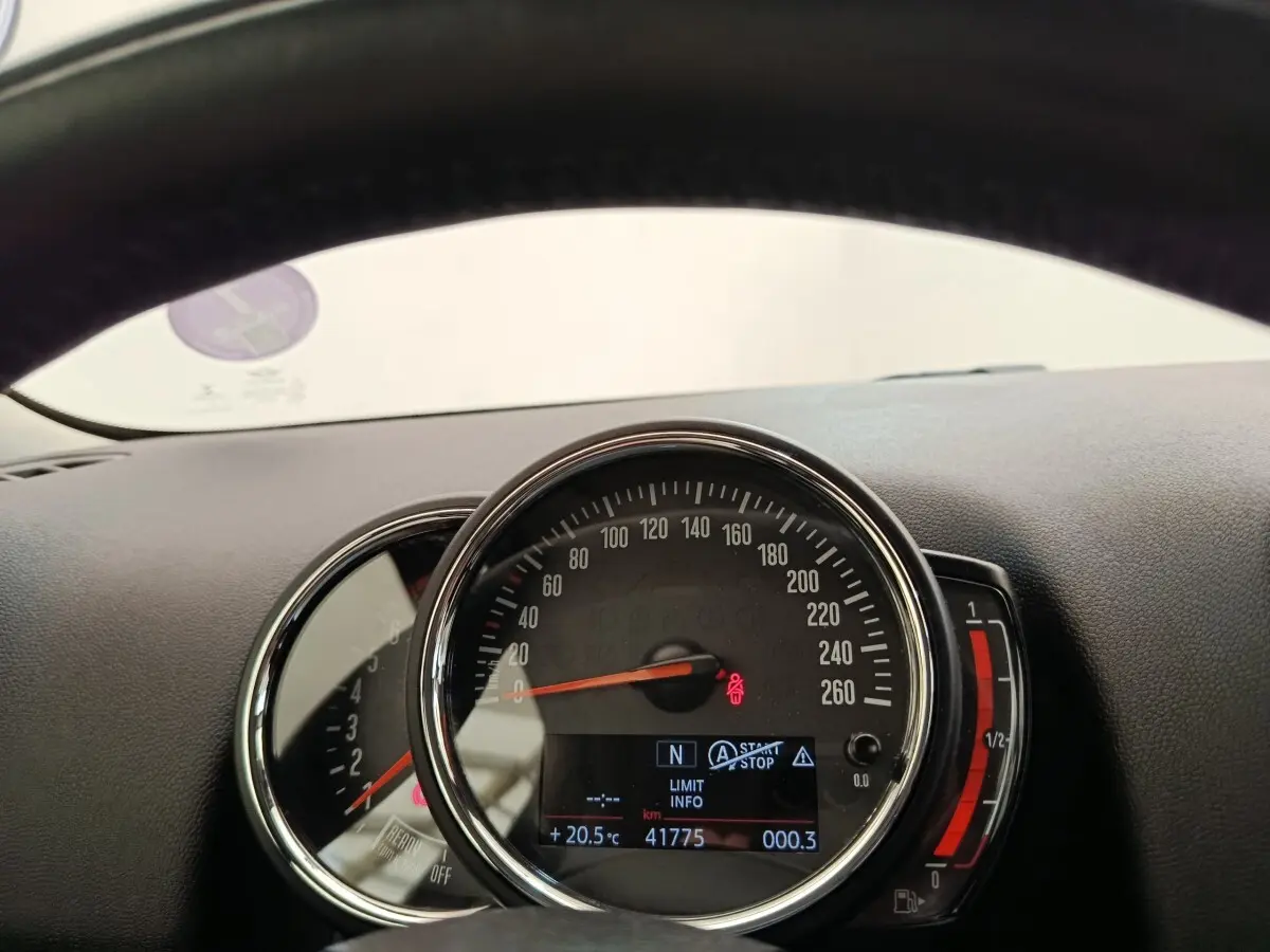 Gros plan sur le tableau de bord du MINI Countryman noir, affichant le compteur de vitesse et les informations numériques.