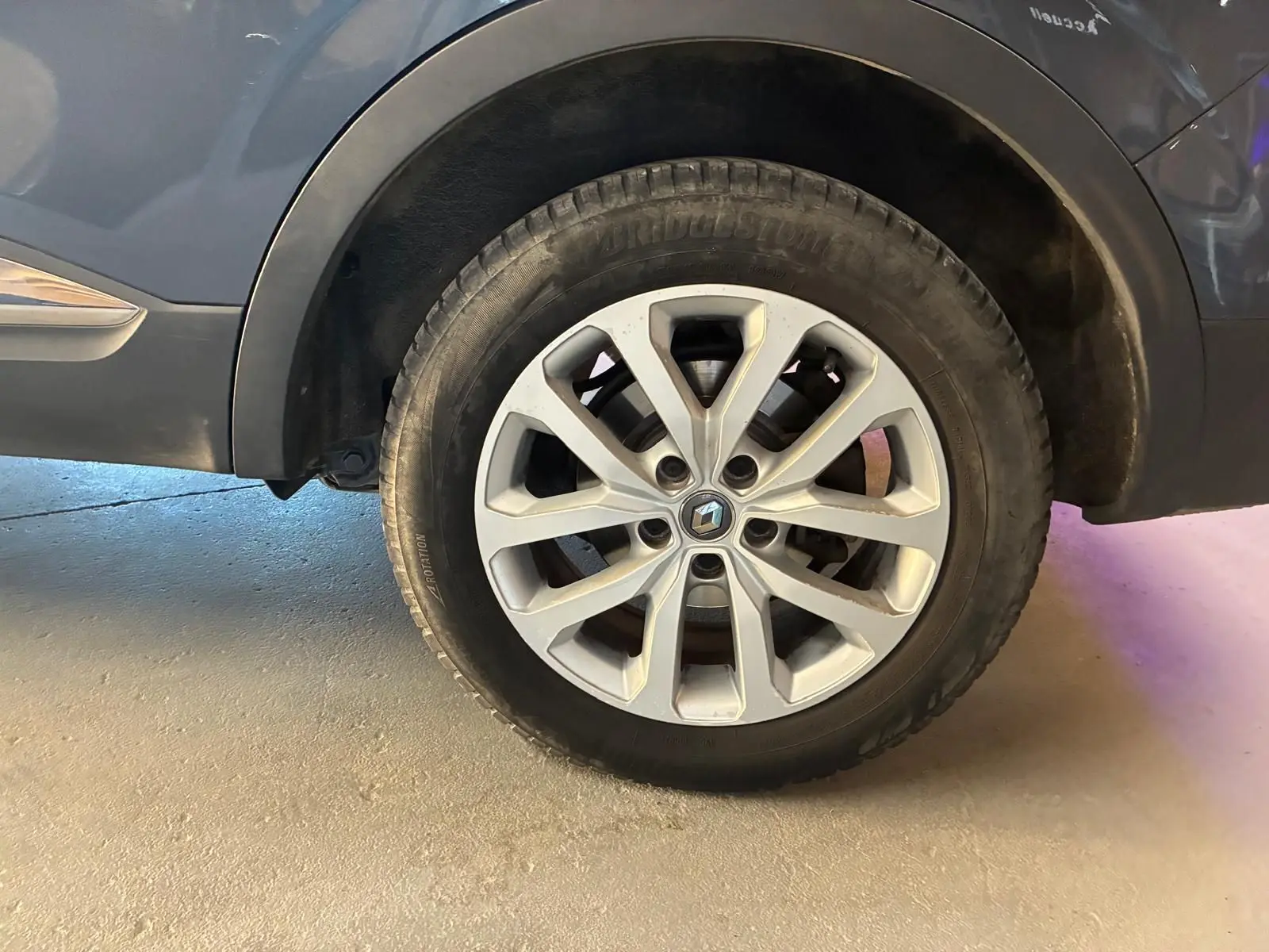Gros plan sur la roue avant gauche grise d’un Renault Kadjar 1.5 BlueDCI 115 Business de 2019.