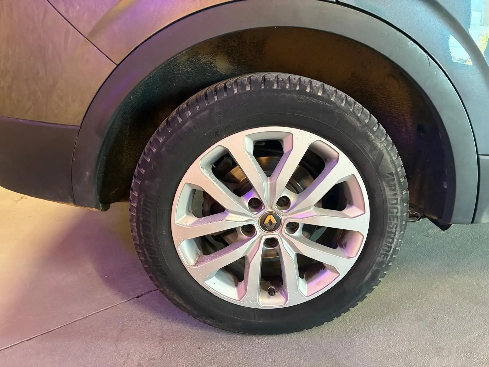 Gros plan sur la roue arrière droite grise d’un Renault Kadjar 1.5 BlueDCI 115 avec jante alliage et logo Renault central.