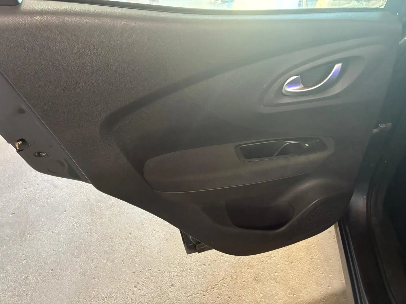 Vue intérieure du panneau de porte côté droit noir du Renault Kadjar 1.5 BlueDCI 115 Business gris de 2019.
