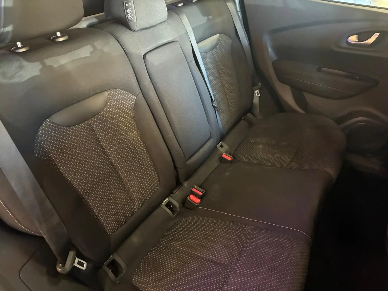 Vue intérieure côté droit des sièges arrière en tissu noir du Renault Kadjar 1.5 BlueDCI 115 Business de 2019.