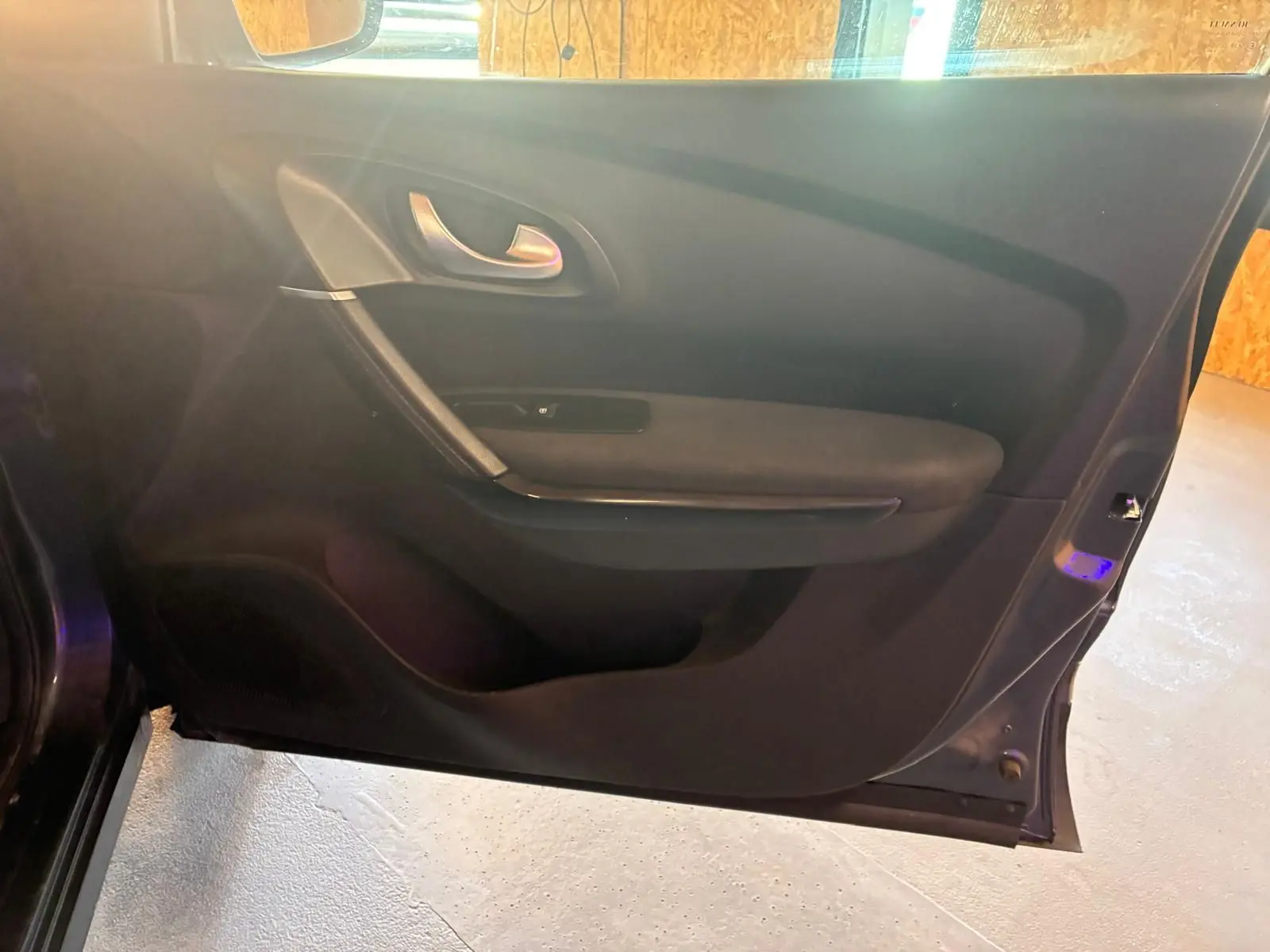 Vue intérieure de la porte avant gauche du Renault Kadjar 2019, avec garniture noire et poignée argentée.