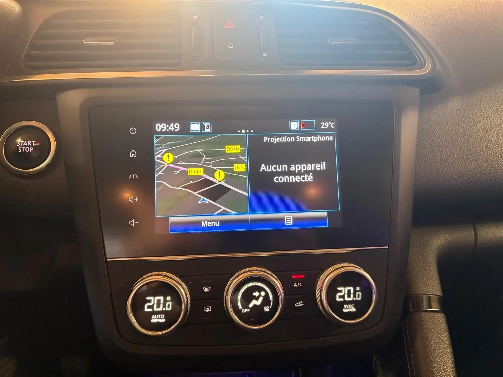 Vue rapprochée du tableau de bord noir du Renault Kadjar 2019, avec écran tactile et commandes de climatisation digitales.