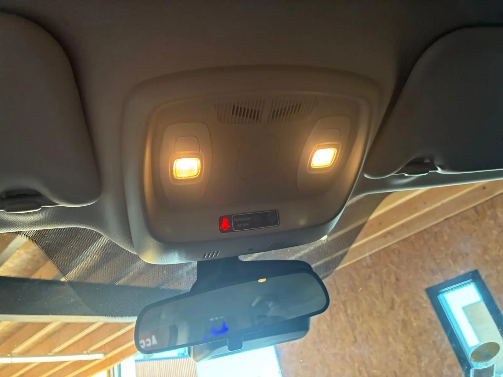 Vue intérieure du plafonnier avec éclairage allumé et rétroviseur dans un Renault Kadjar gris 2019.