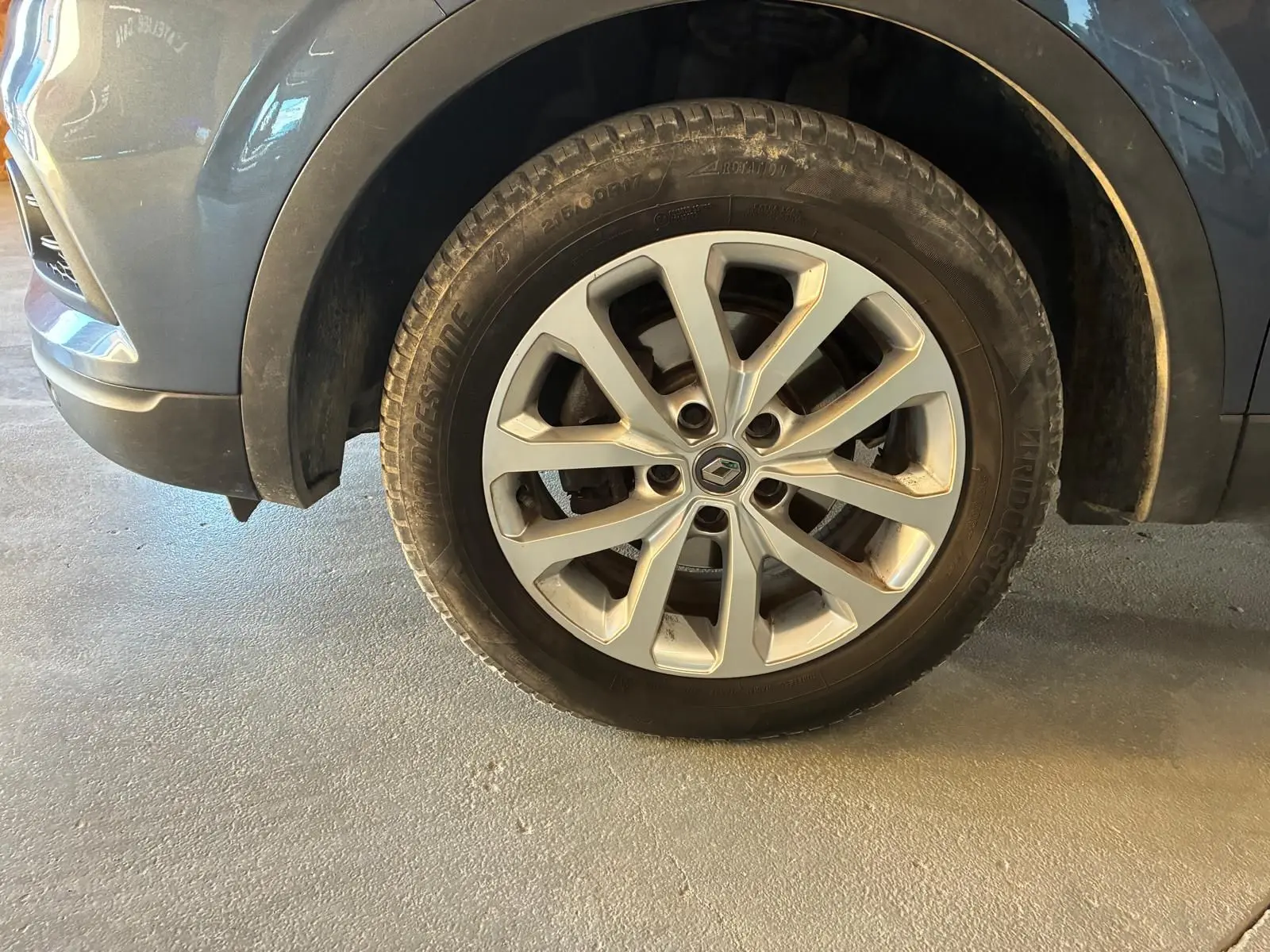 Gros plan sur la roue avant gauche gris métallisé du Renault Kadjar 2019 avec jante alliage et logo Renault central.