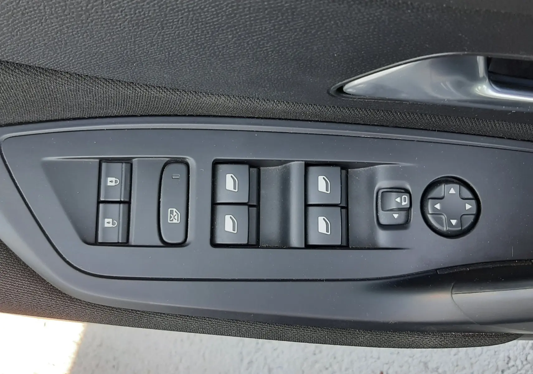 Commande des vitres et rétroviseurs côté conducteur de la Peugeot 308 III Hybrid 145ch Style en intérieur noir.
