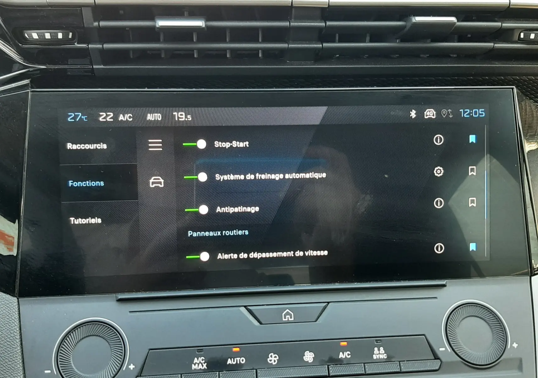 Écran tactile central de la Peugeot 308 III Hybrid gris Artense, affichant les réglages d’aides à la conduite.