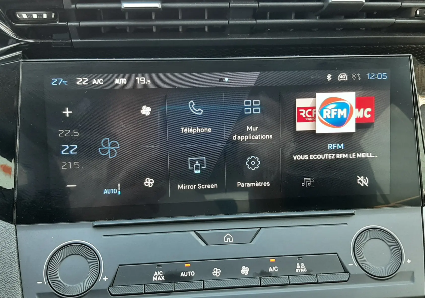 Écran tactile central de la Peugeot 308 III Hybrid 145ch Style, affichant la climatisation et les options multimédia.