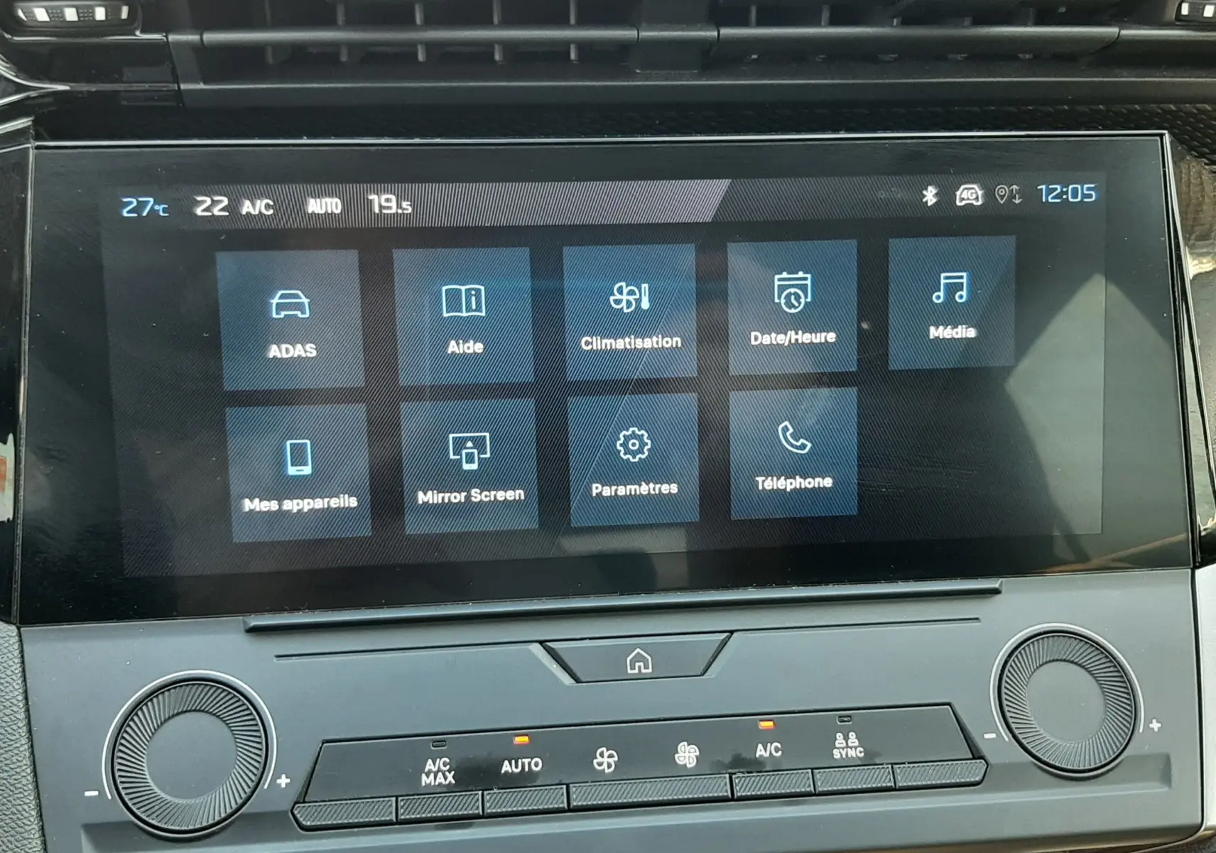 Écran tactile central et commandes de climatisation d’une Peugeot 308 gris Artense, vue de face en intérieur.