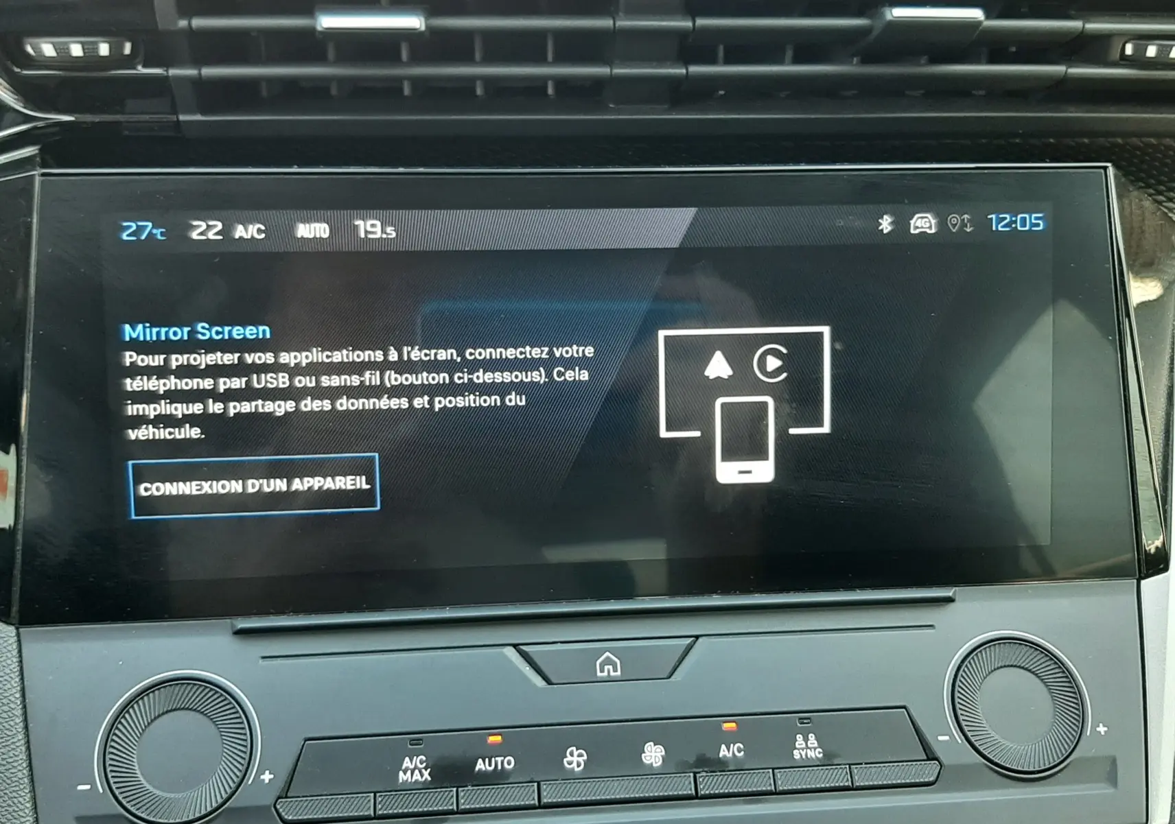 Écran tactile central de la Peugeot 308 III Hybrid 145ch Style, affichant la fonction Mirror Screen, avec commandes climatisation.