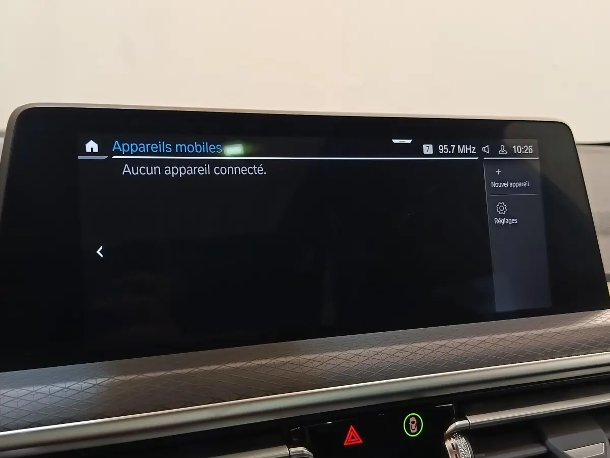 Écran tactile central de la BMW X3 xDrive30e 2023 affichant le menu de connexion des appareils mobiles.