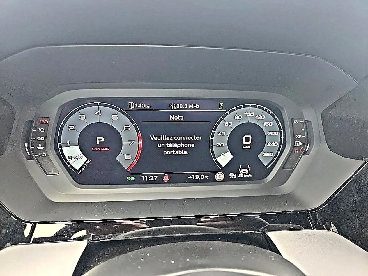 Tableau de bord numérique de l'Audi A3 Sportback 2026 affichant compte-tours et vitesse, ambiance moderne et épurée.