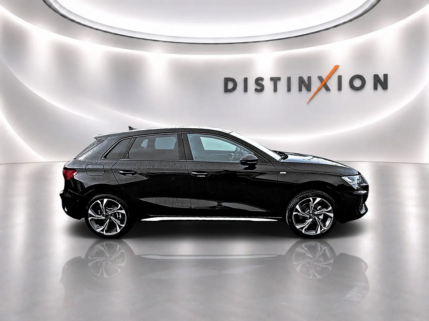 Audi A3 Sportback noir mythos vue de profil côté gauche avec jantes alu graphiques dans un studio lumineux.