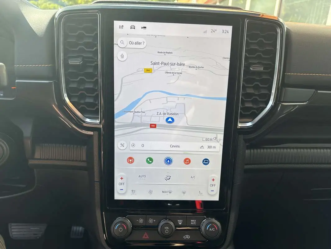 Vue rapprochée de l’écran tactile central du Ford Ranger 2026 affichant la navigation GPS et les commandes climatisation.