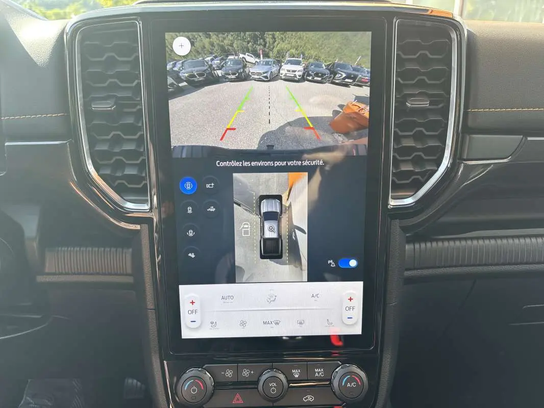 Vue rapprochée de l'écran central tactile du Ford Ranger 2026 affichant la caméra 360° et les commandes climatisation.