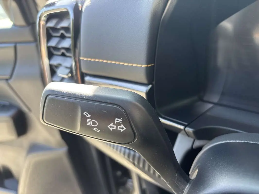 Gros plan sur la manette de clignotants à gauche du volant dans l’habitacle du Ford Ranger gris carbone 2026.