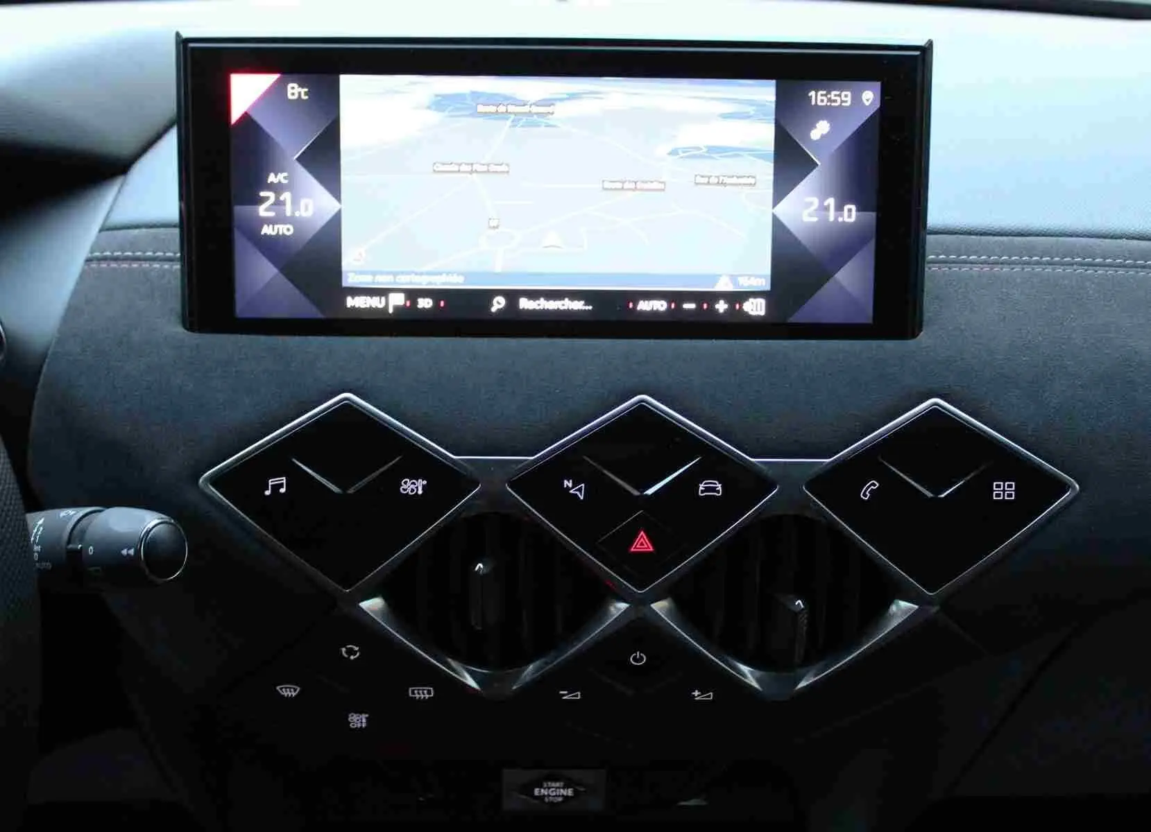 Tableau de bord du DS3 Crossback 2021 avec écran tactile et commandes en losange, finition cuir noir.