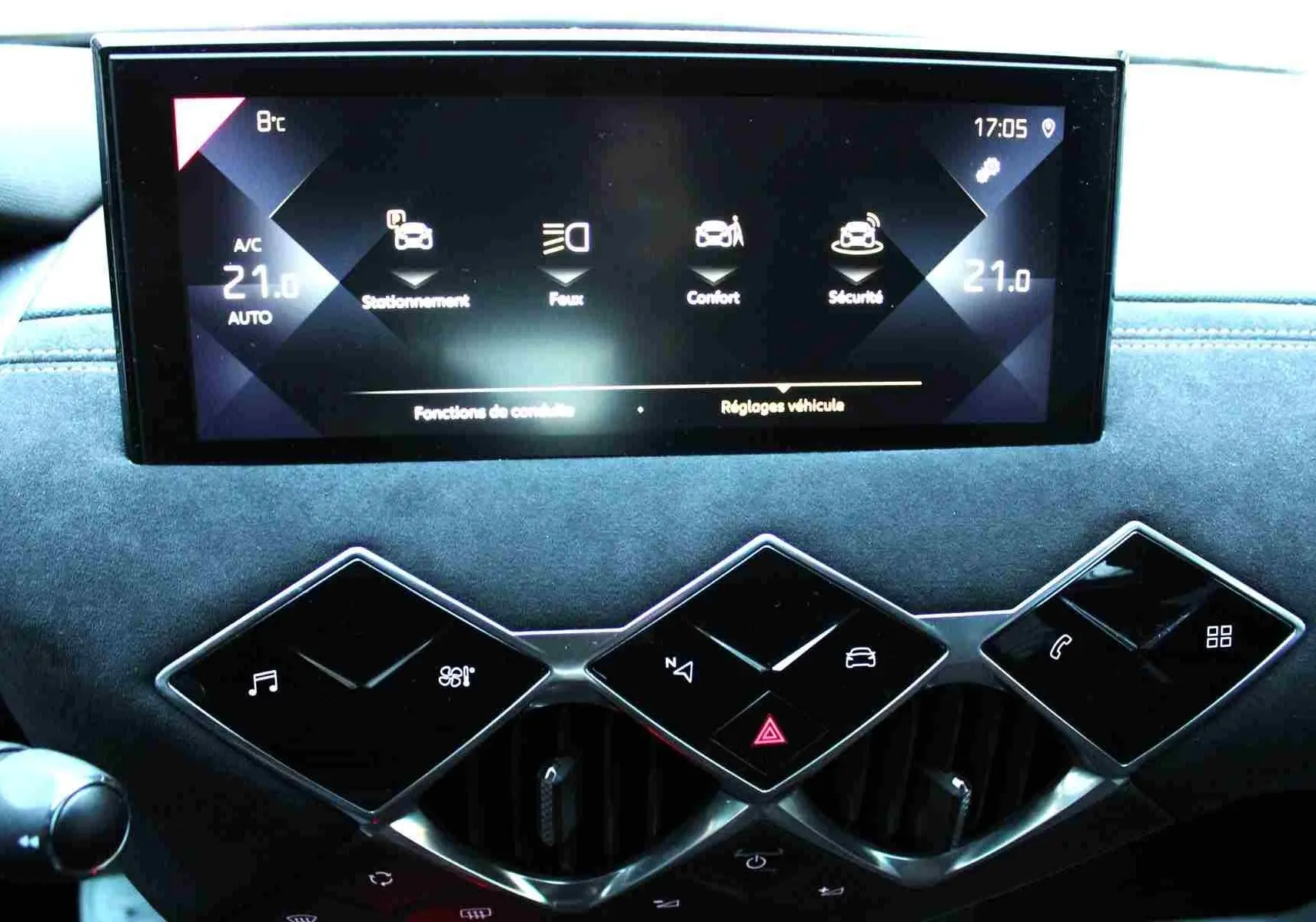 Vue rapprochée du tableau de bord du DS3 Crossback gris platinium, mettant en valeur l'écran tactile et les commandes en losange.