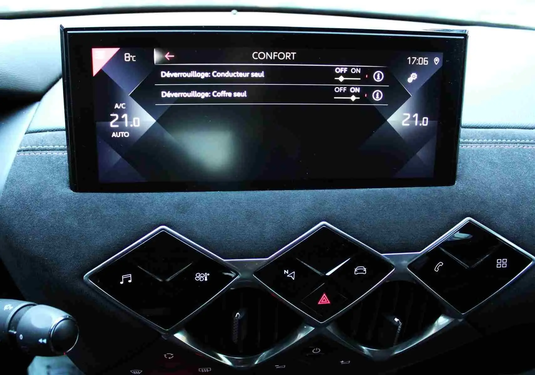Écran tactile central et commandes en losange du tableau de bord du DS3 Crossback gris platinium, intérieur noir.