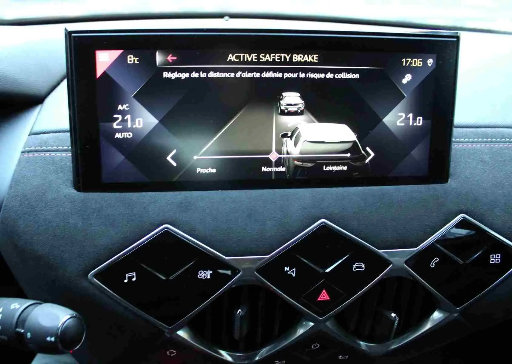 Vue rapprochée de l’écran tactile central du DS3 Crossback gris platinium, affichant le réglage du freinage actif de sécurité.