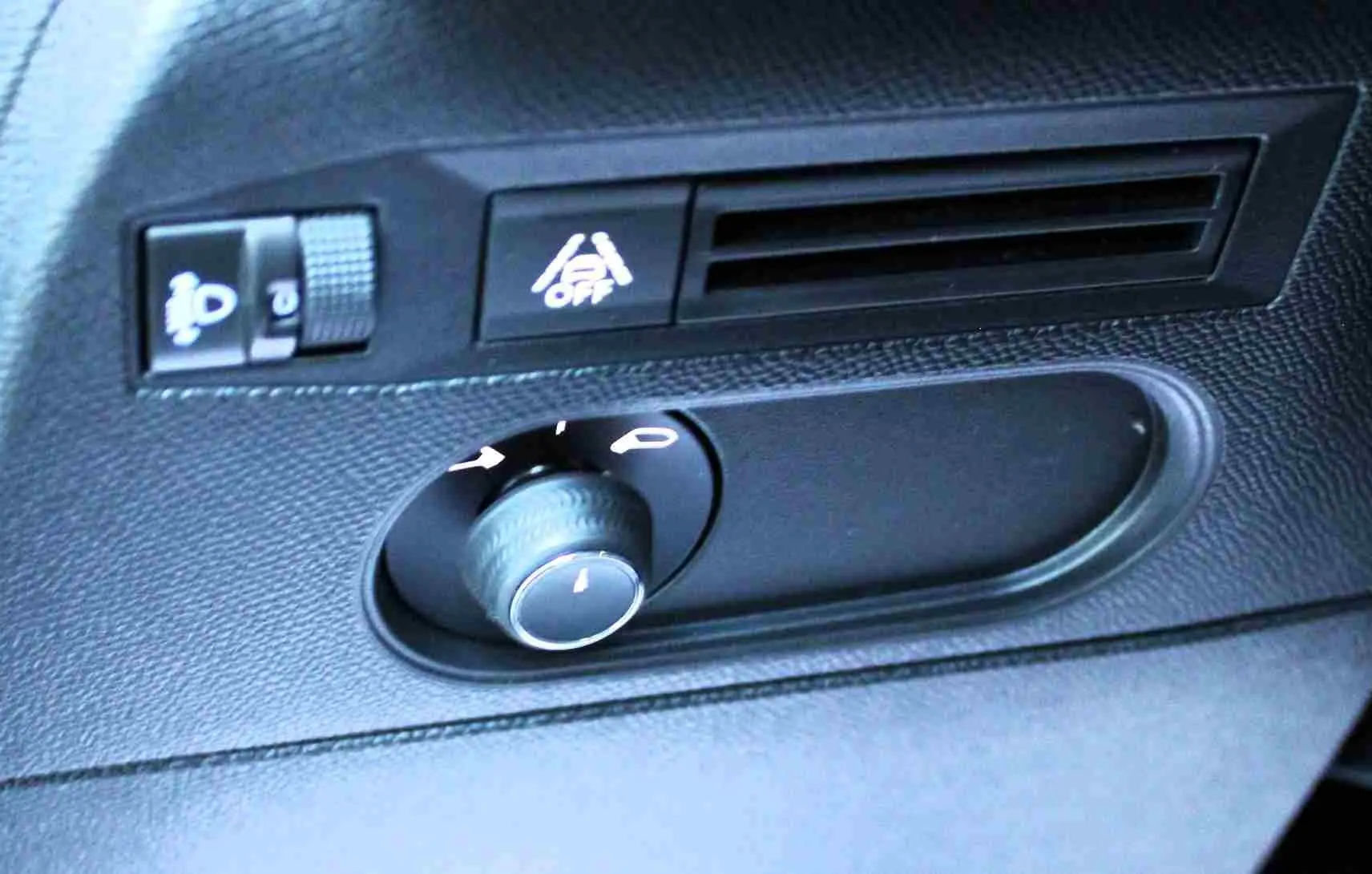 Détail du tableau de bord côté gauche du DS3 Crossback 2021, avec commandes d’éclairage et ventilation noire.