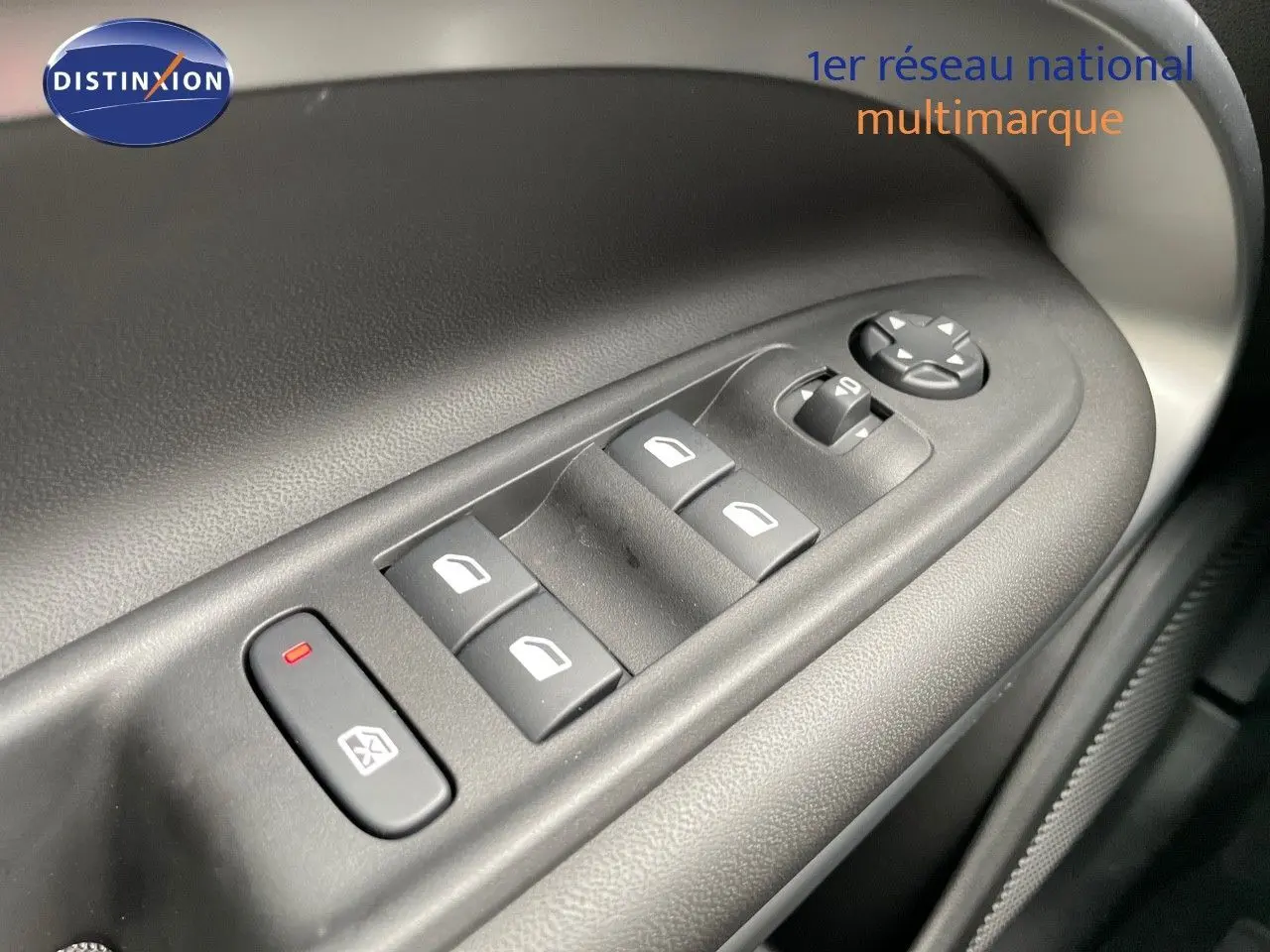 Gros plan sur les commandes des vitres électriques côté conducteur du Jeep Avenger blanc neige 2024, finition Altitude.