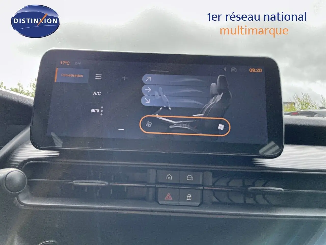 Écran tactile central affichant les réglages de climatisation dans l'habitacle d'une Jeep Avenger 2024.