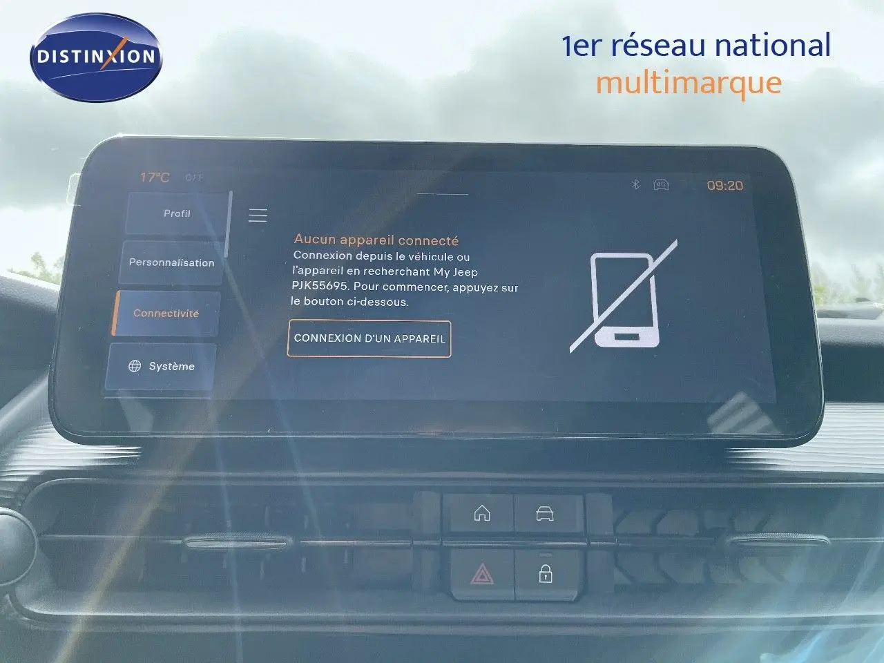 Écran tactile central du Jeep Avenger 2024 affichant le menu connectivité, intérieur moderne et épuré.