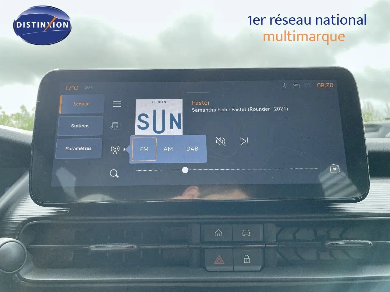 Écran tactile central du Jeep Avenger blanc neige 2024 affichant la radio FM avec la chanson Faster de Samantha Fish.