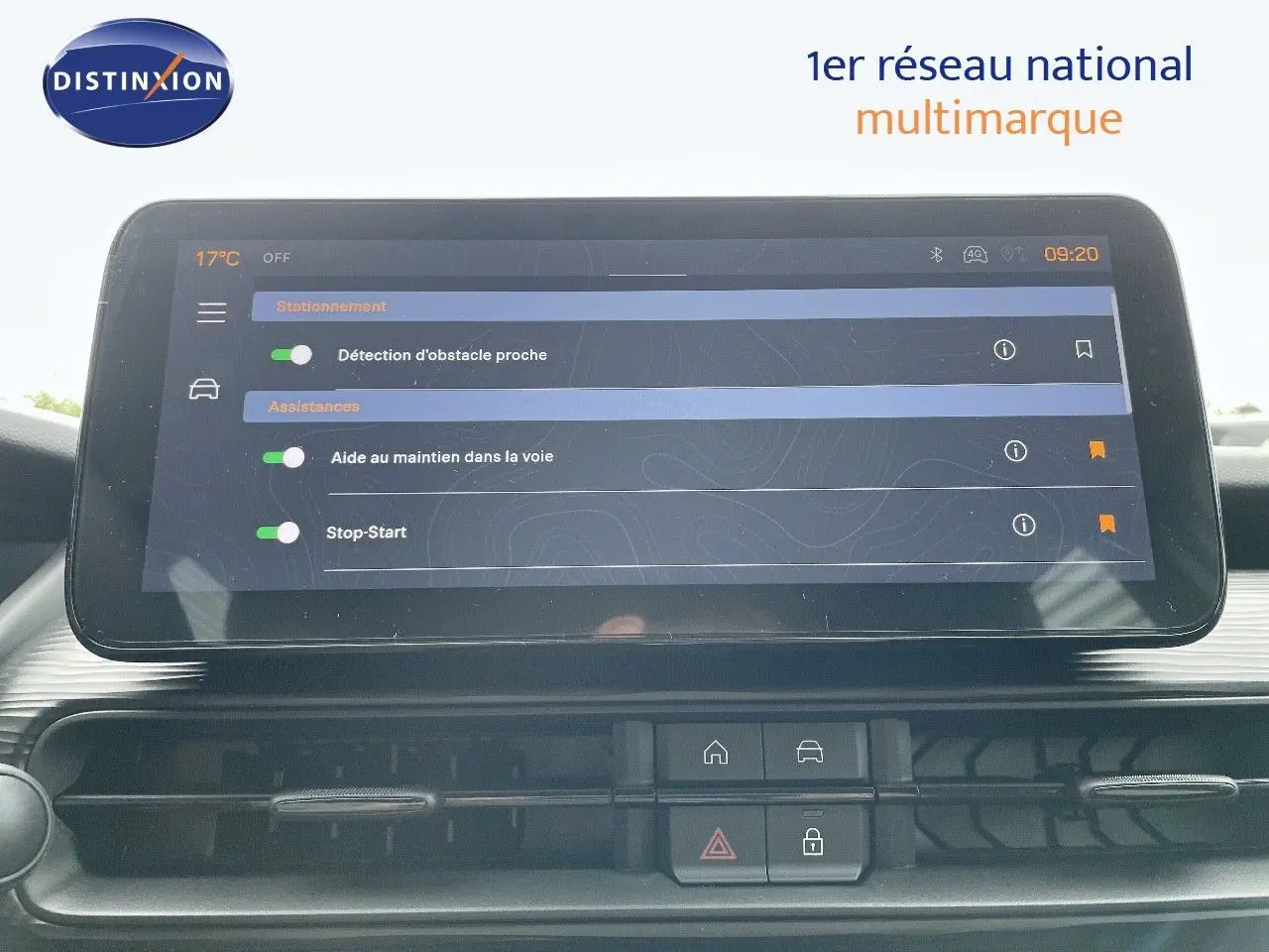 Écran tactile central du Jeep Avenger 2024 affichant les aides à la conduite, intérieur noir moderne.