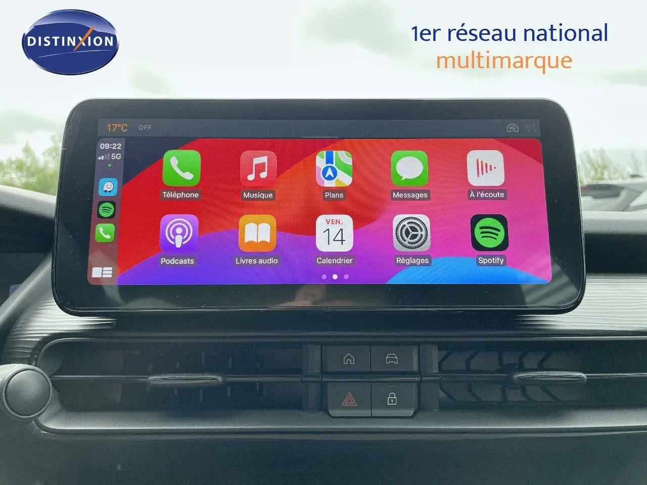 Écran tactile central du tableau de bord du Jeep Avenger 2024 affichant les applications connectées.