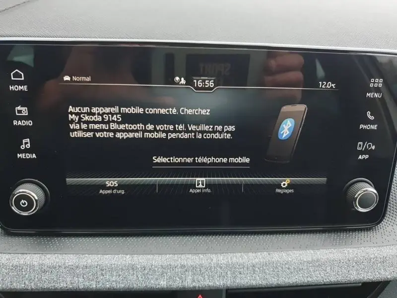 Écran tactile central du Skoda Kamiq 2025 affichant le menu Bluetooth avec commandes autour en noir et gris.