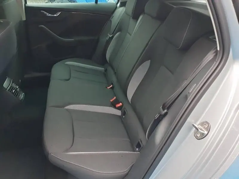 Vue côté droit de la banquette arrière noire et grise du Skoda Kamiq 2025 avec porte ouverte couleur Gris Diamant métallisé.