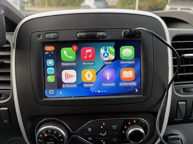 Écran tactile central du Renault Trafic Fourgon gris platine, affichant l’interface multimédia avec icônes colorées.